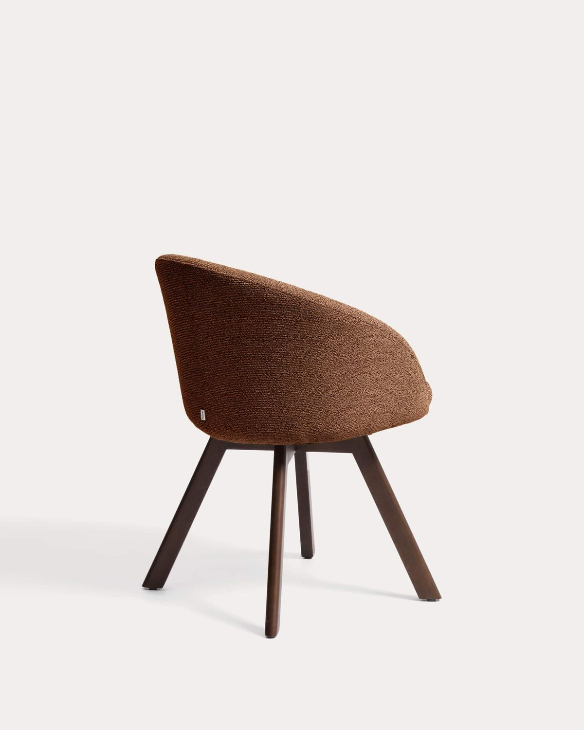 Silla giratoria Marvin chenilla terracota y patas de madera maciza de haya acabado nogal FSC 100%