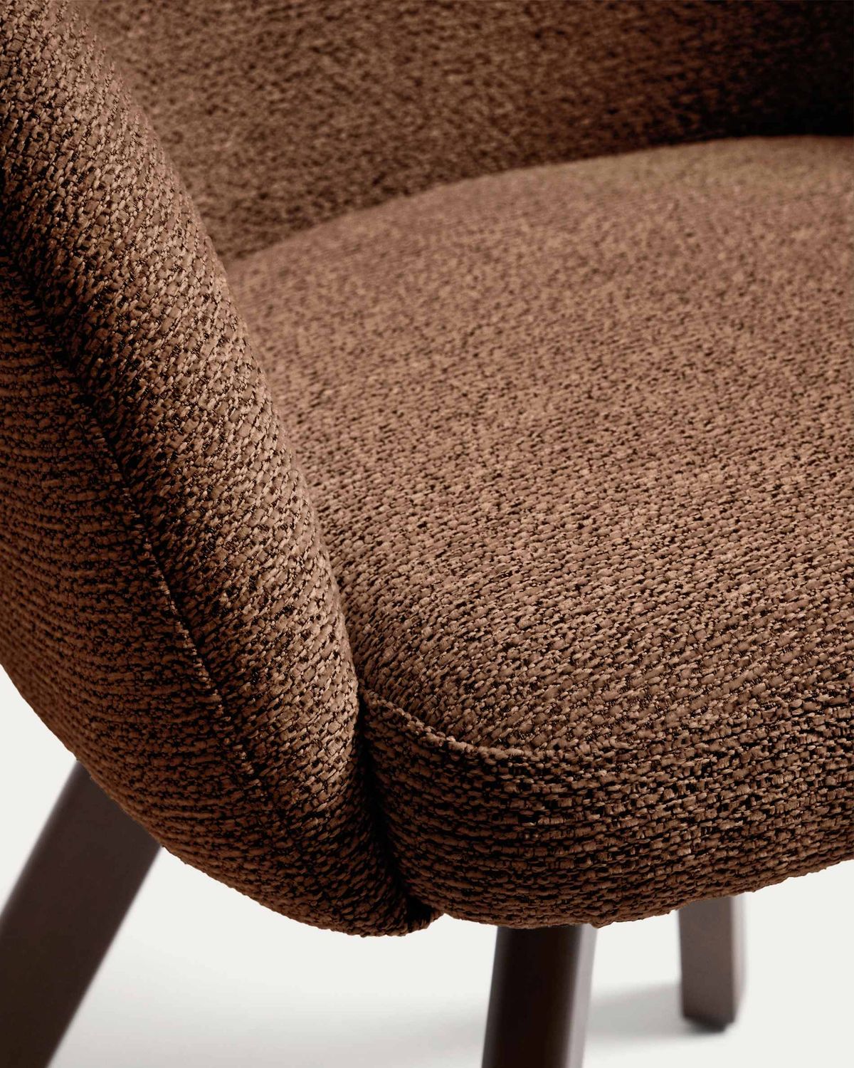 Silla giratoria Marvin chenilla terracota y patas de madera maciza de haya acabado nogal FSC 100%