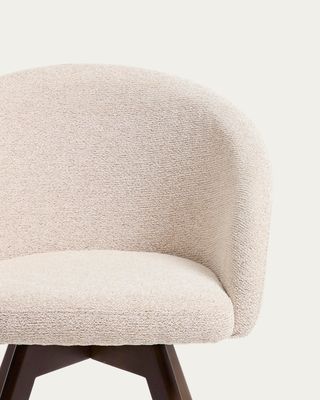 Silla giratoria Marvin chenilla beige y patas de madera maciza de haya acabado nogal FSC 100%