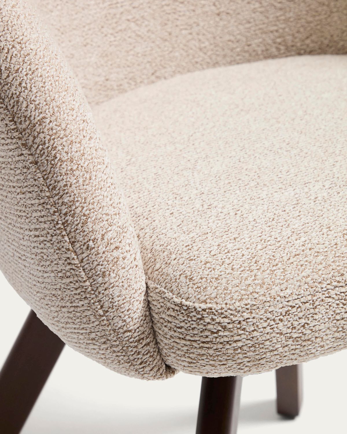 Silla giratoria Marvin chenilla beige y patas de madera maciza de haya acabado nogal FSC 100%
