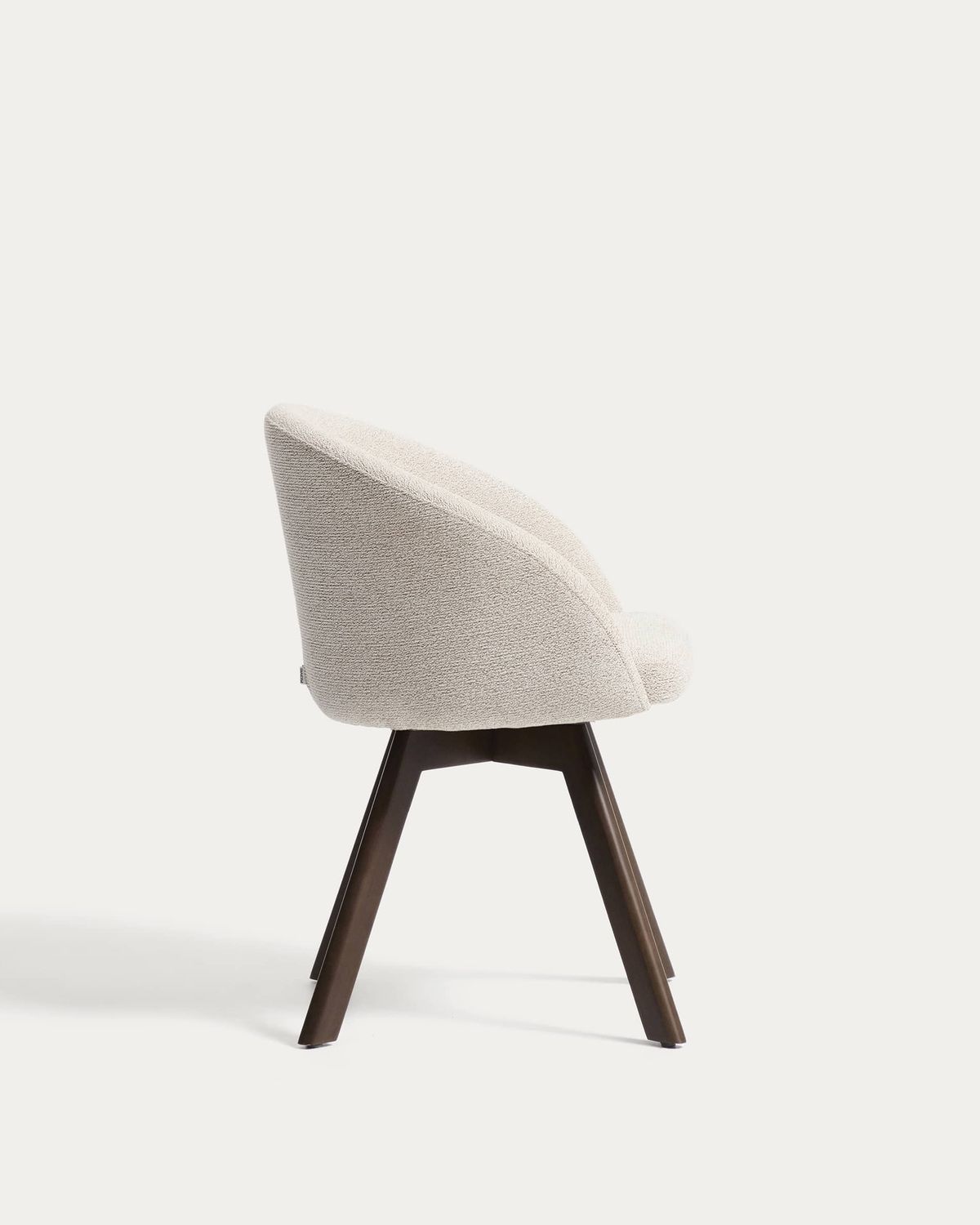 Silla giratoria Marvin chenilla beige y patas de madera maciza de haya acabado nogal FSC 100%