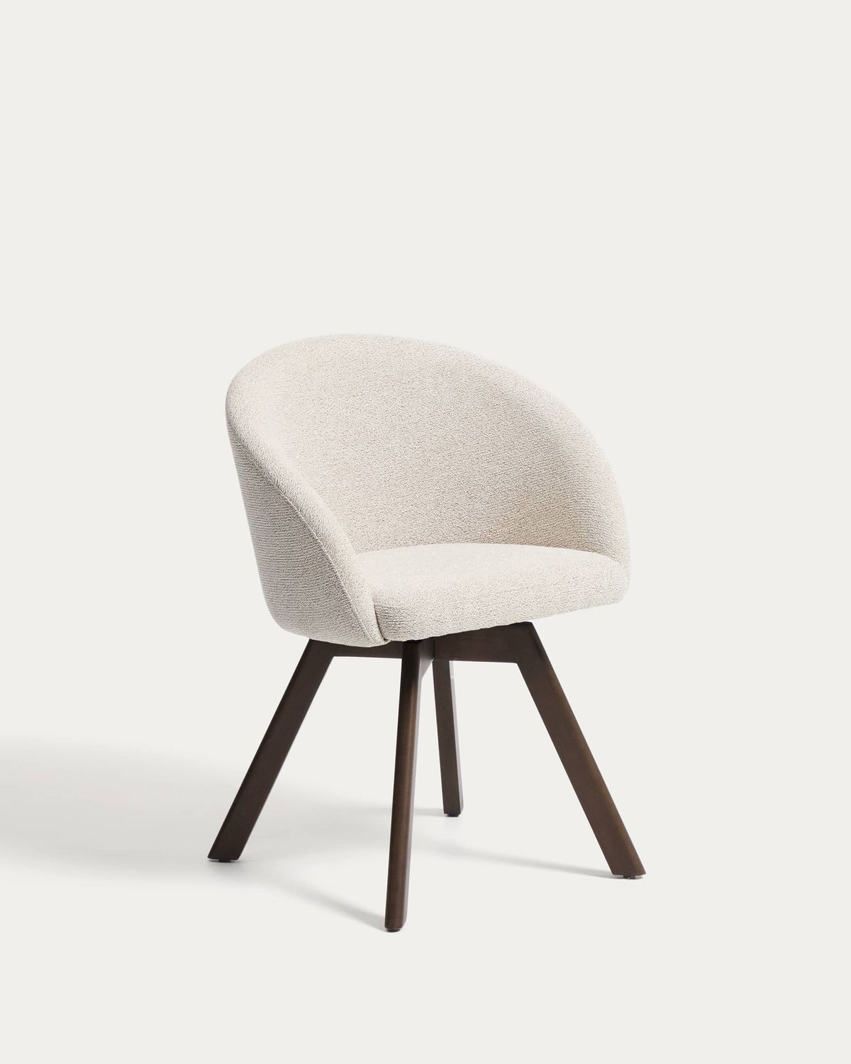 Silla giratoria Marvin chenilla beige y patas de madera maciza de haya acabado nogal FSC 100%