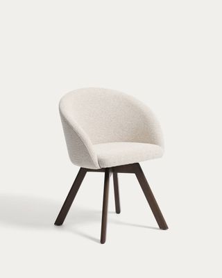 Silla giratoria Marvin chenilla beige y patas de madera maciza de haya acabado nogal FSC 100%