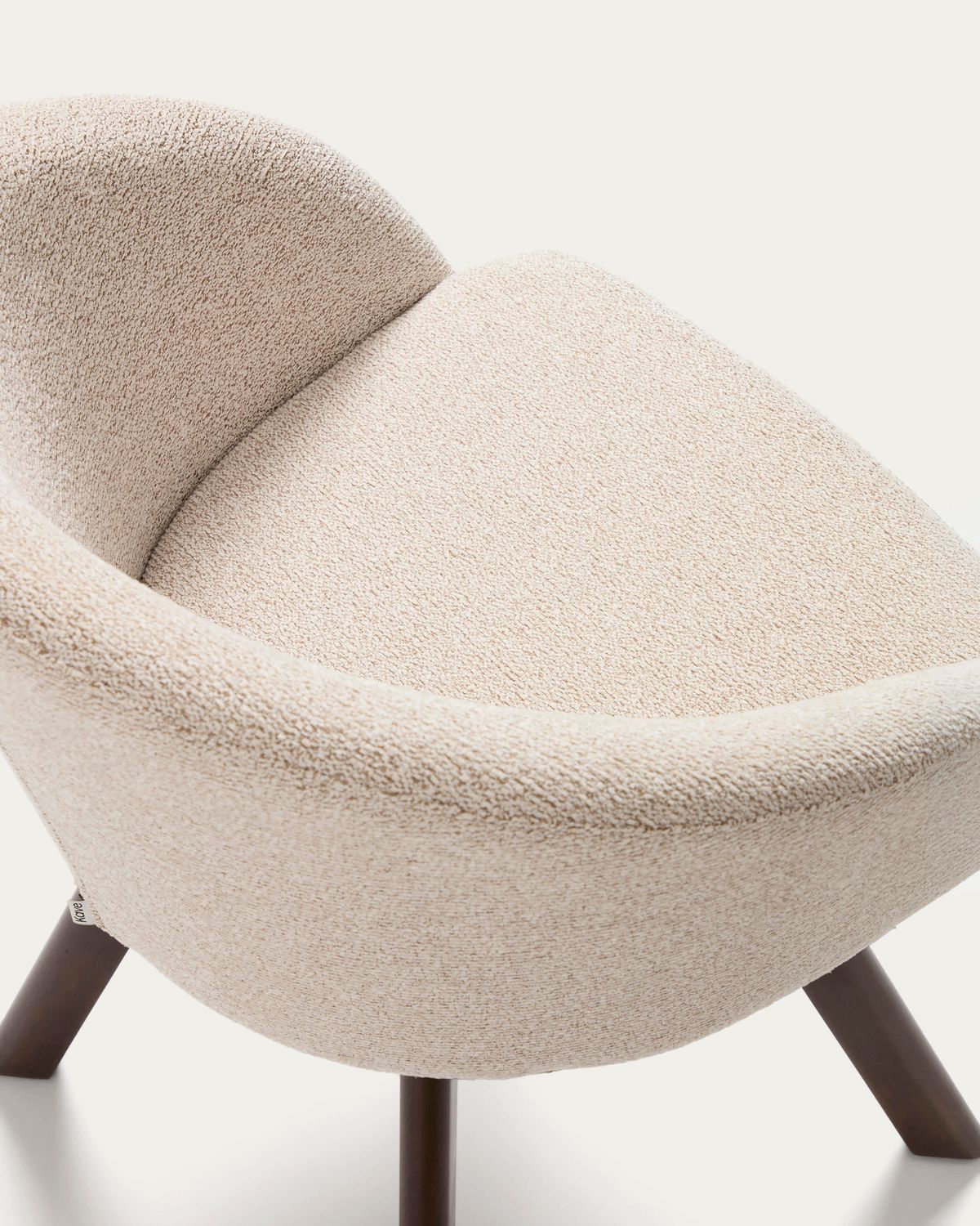 Silla giratoria Marvin chenilla beige y patas de madera maciza de haya acabado nogal FSC 100%