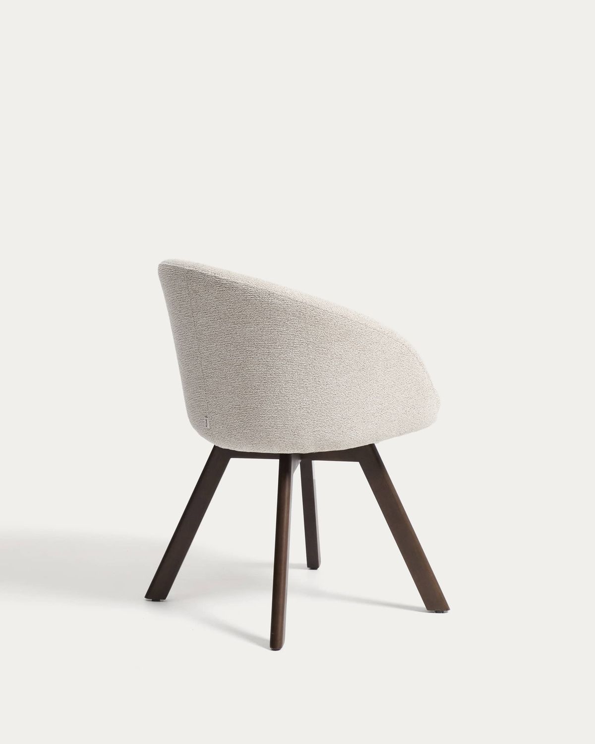 Silla giratoria Marvin chenilla beige y patas de madera maciza de haya acabado nogal FSC 100%