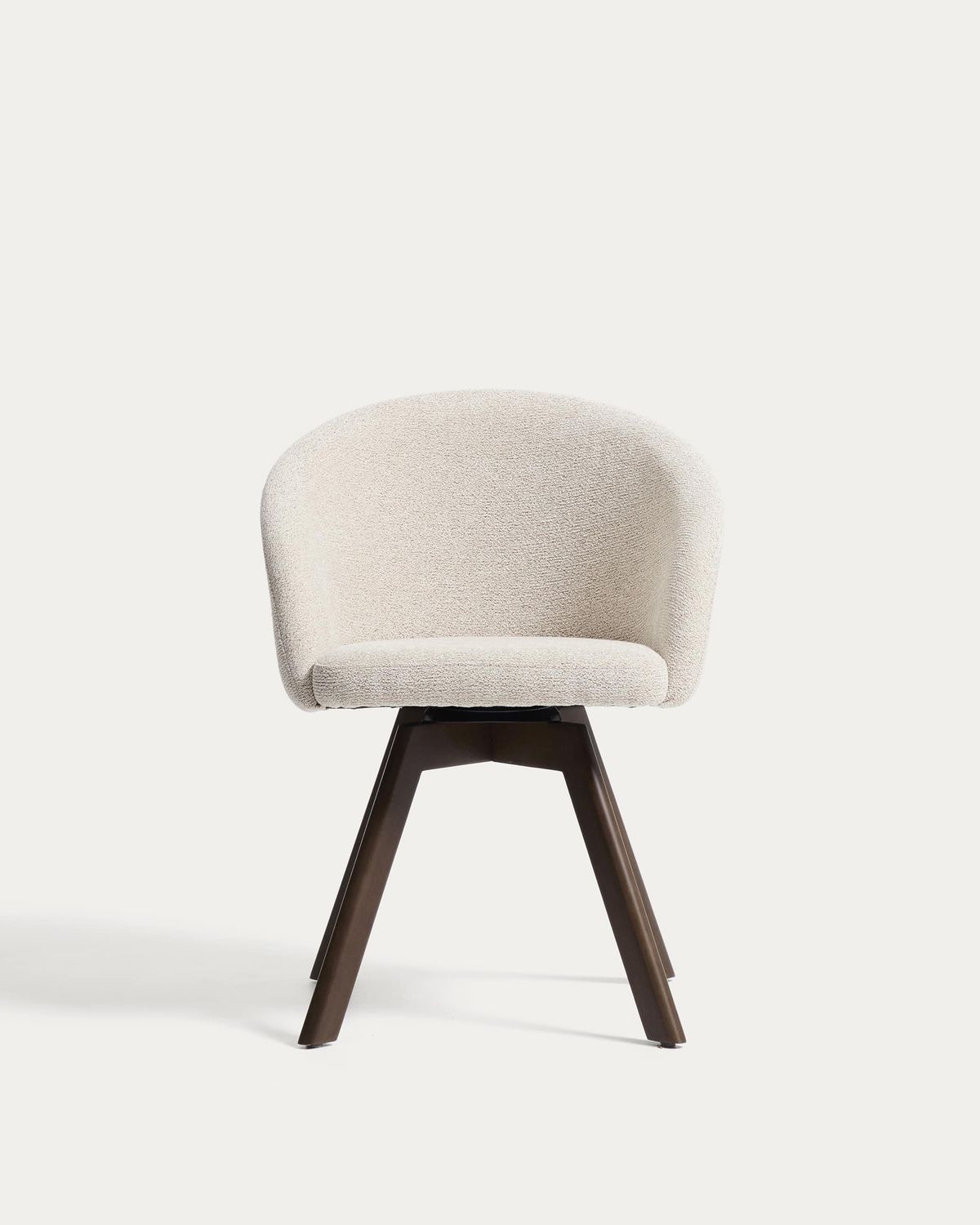Silla giratoria Marvin chenilla beige y patas de madera maciza de haya acabado nogal FSC 100%