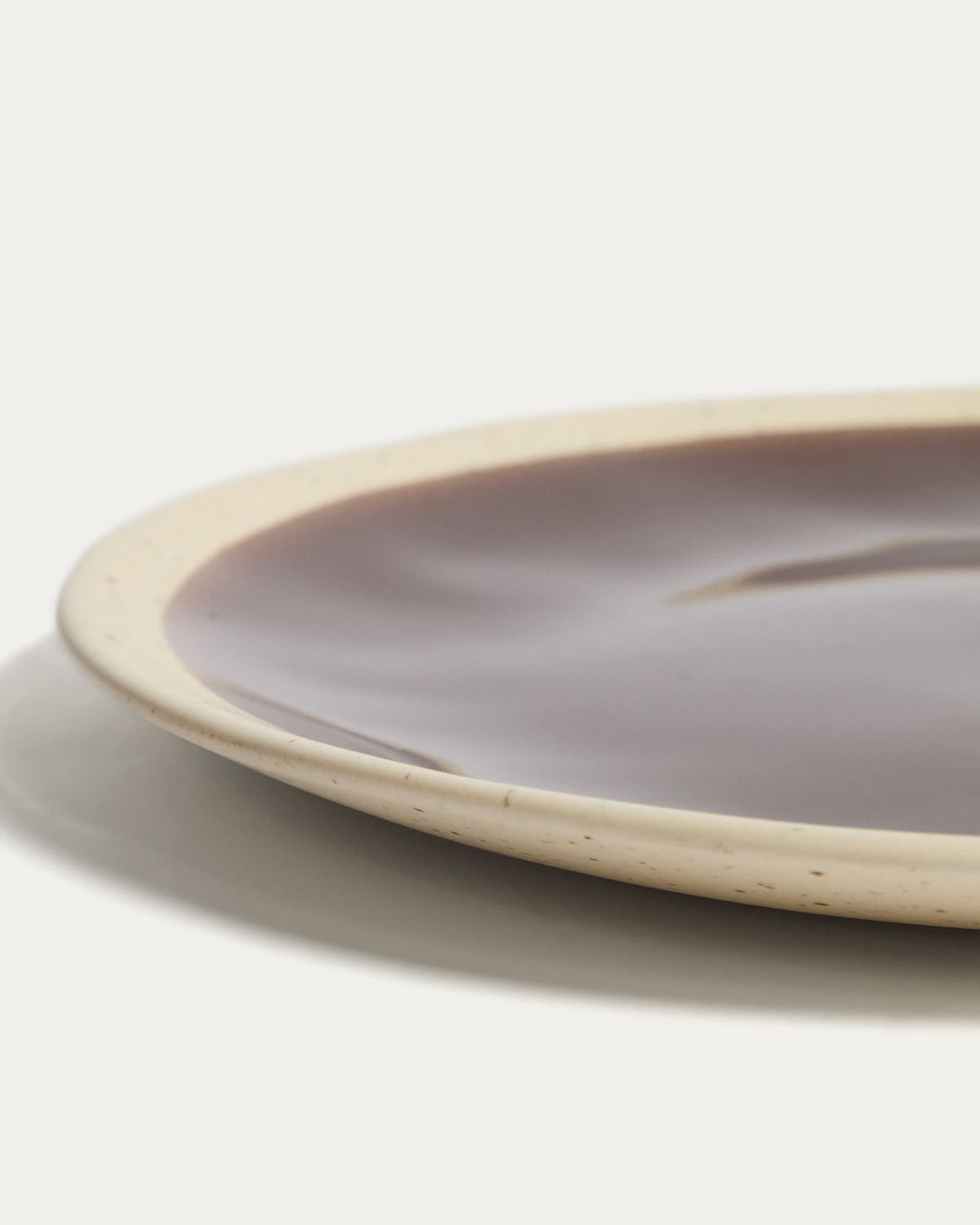 Plato plano Nale de cerámica beige con fondo marrón