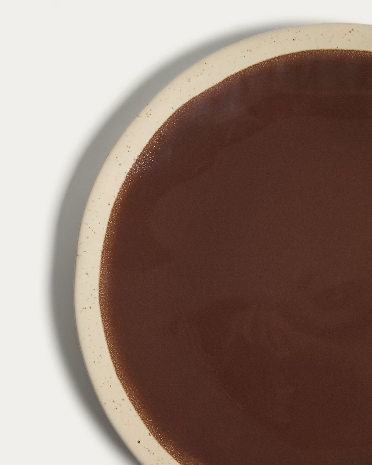 Plato plano Nale de cerámica beige con fondo marrón
