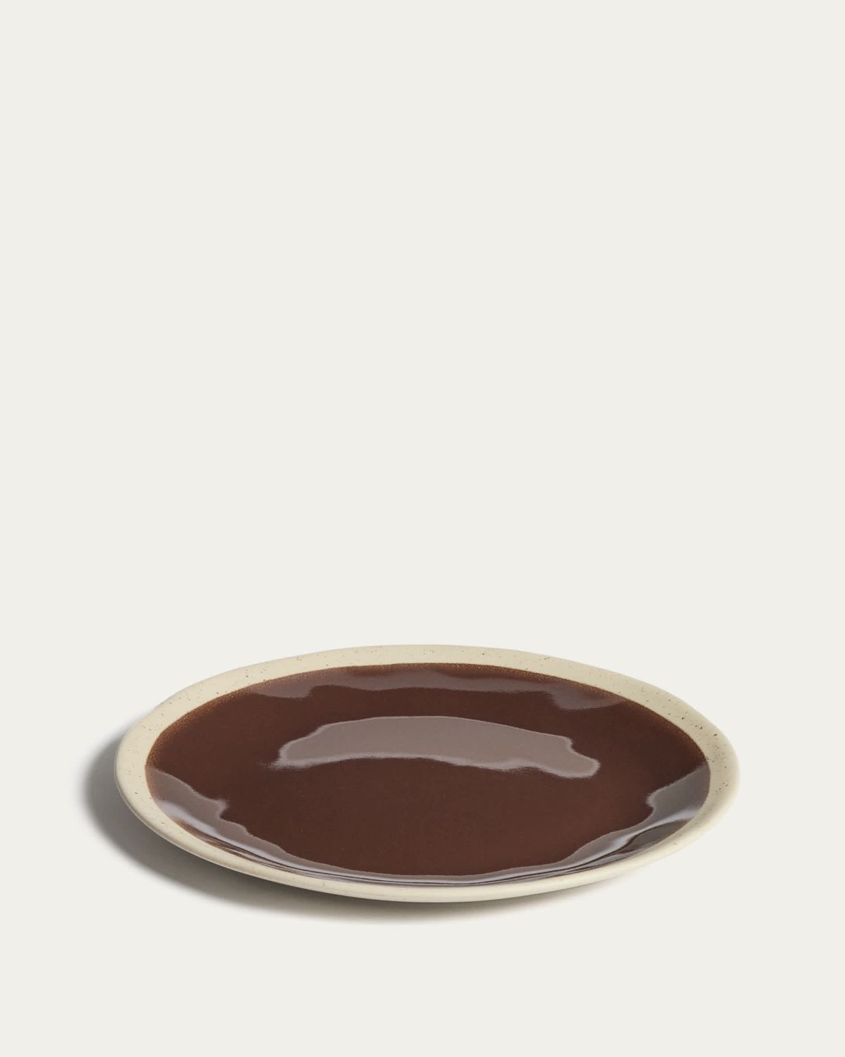 Plato plano Nale de cerámica beige con fondo marrón