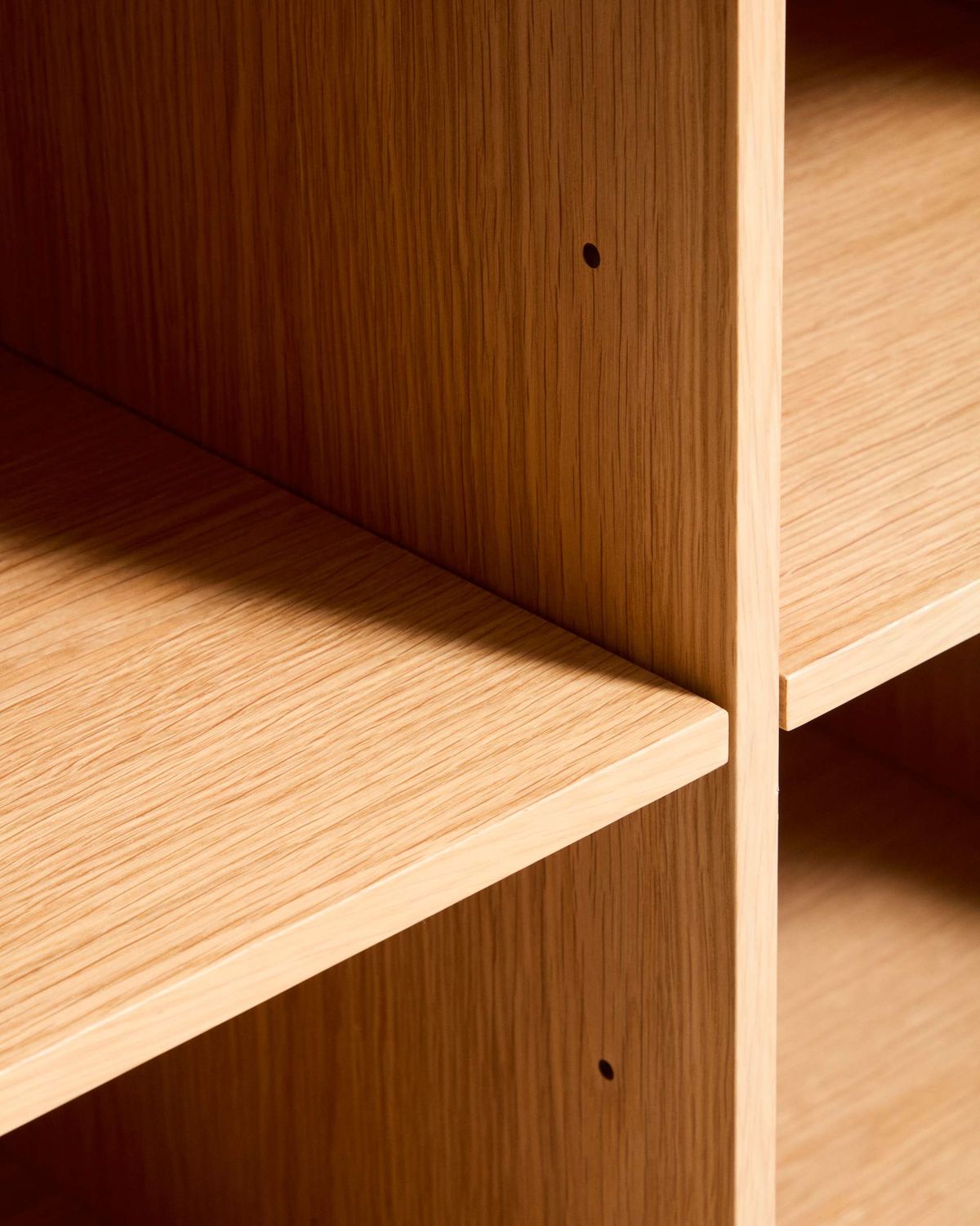 Aparador alto Norlen 4 puertas de chapa de roble acabado tono natural FSC Mix Credit 100 x 163 cm