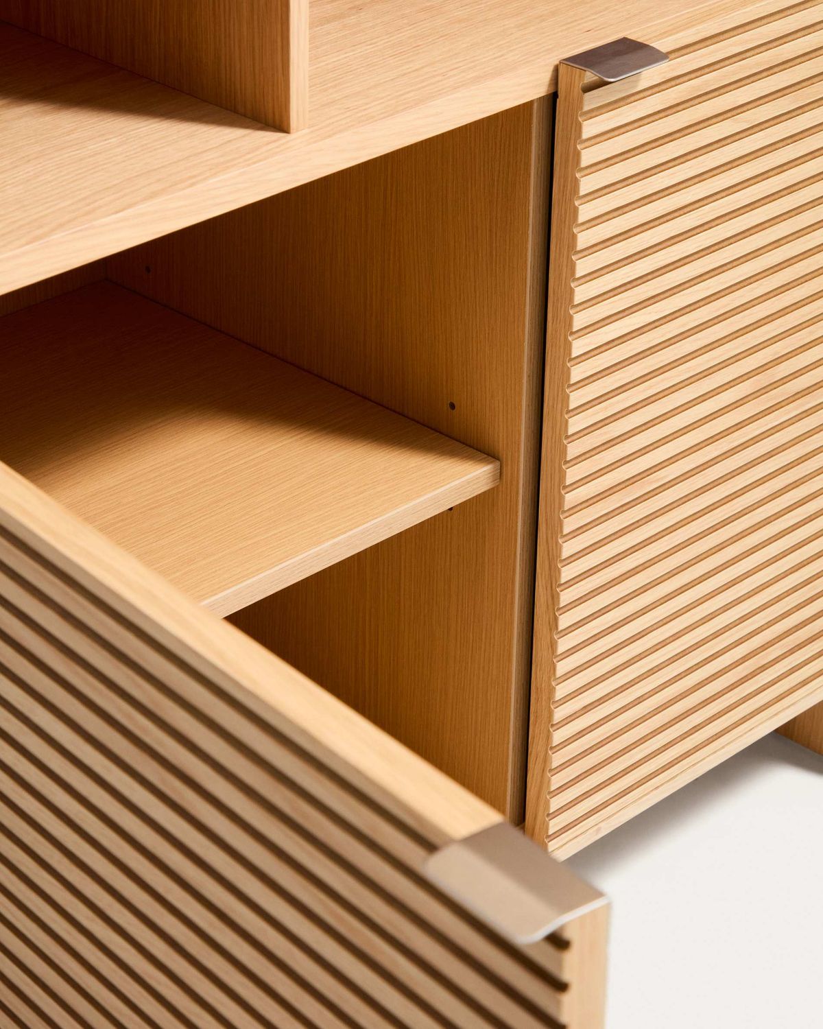 Aparador alto Norlen 4 puertas de chapa de roble acabado tono natural FSC Mix Credit 100 x 163 cm