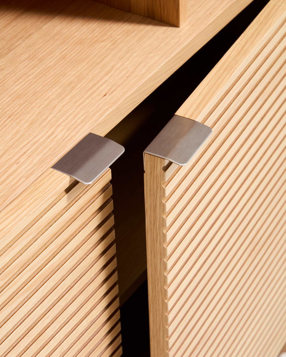 Aparador alto Norlen 4 puertas de chapa de roble acabado tono natural FSC Mix Credit 100 x 163 cm