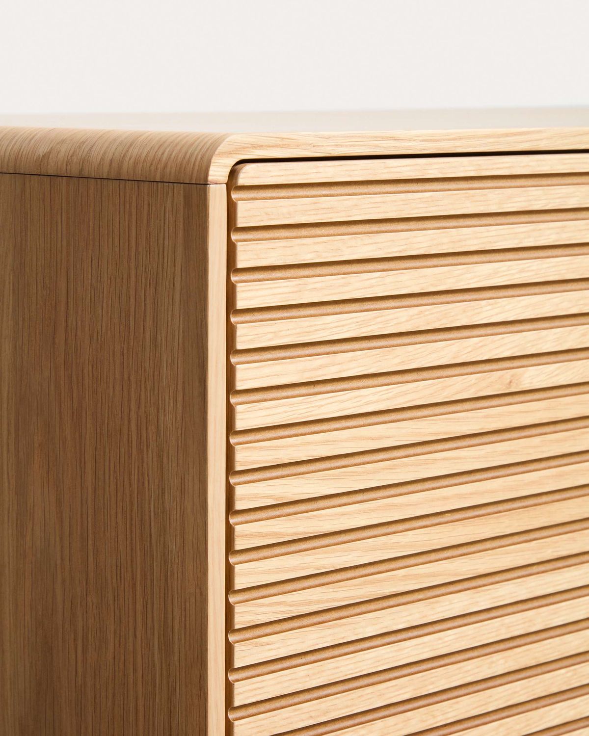 Aparador alto Norlen 4 puertas de chapa de roble acabado tono natural FSC Mix Credit 100 x 163 cm