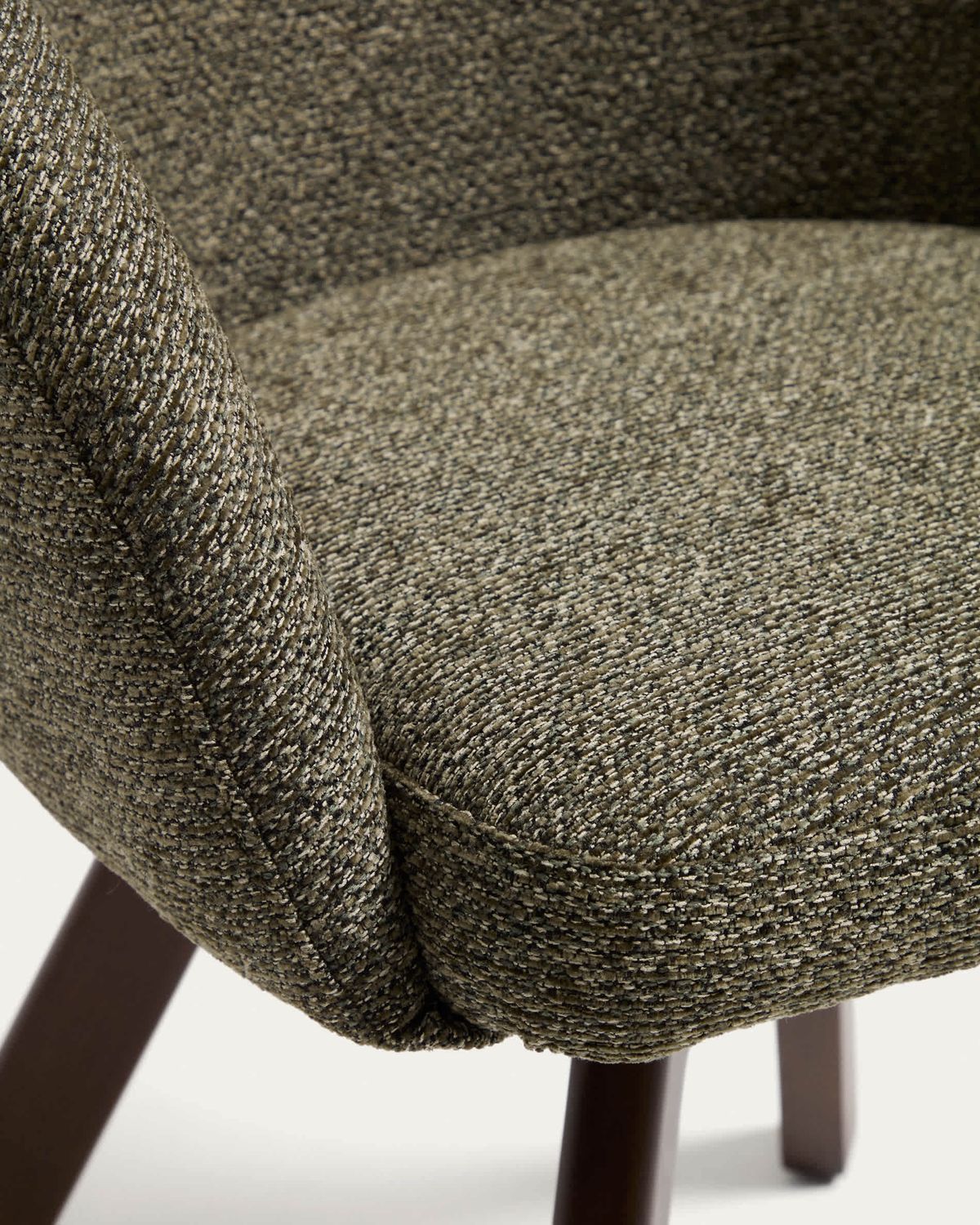Silla giratoria Marvin chenilla verde y patas de madera maciza de haya acabado nogal FSC 100%