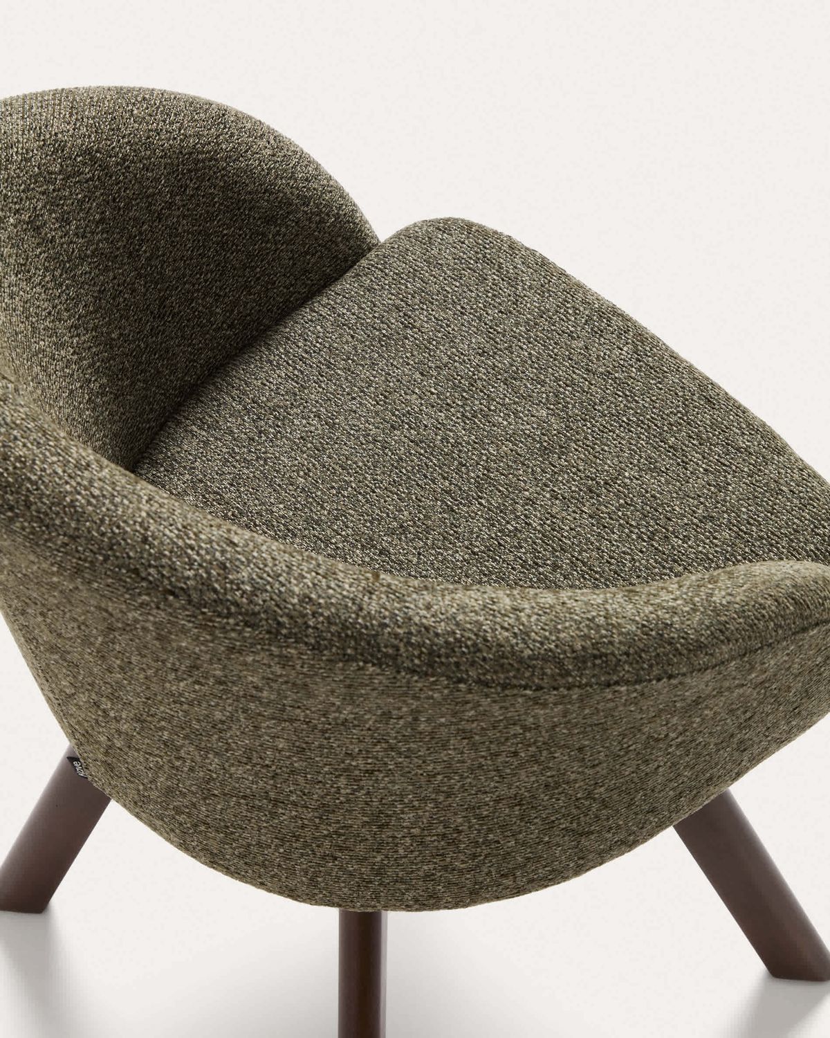 Silla giratoria Marvin chenilla verde y patas de madera maciza de haya acabado nogal FSC 100%