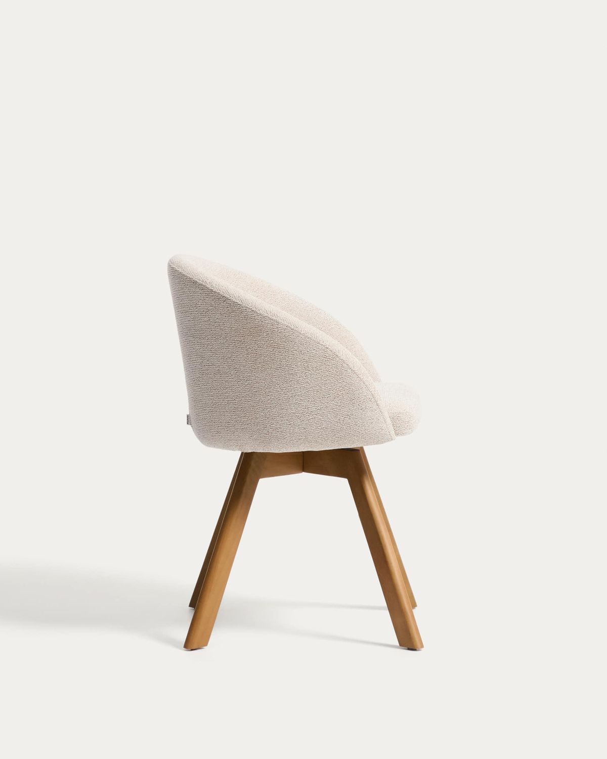 Silla giratoria Marvin chenilla beige y patas de madera maciza de haya acabado tono natural FSC 100%