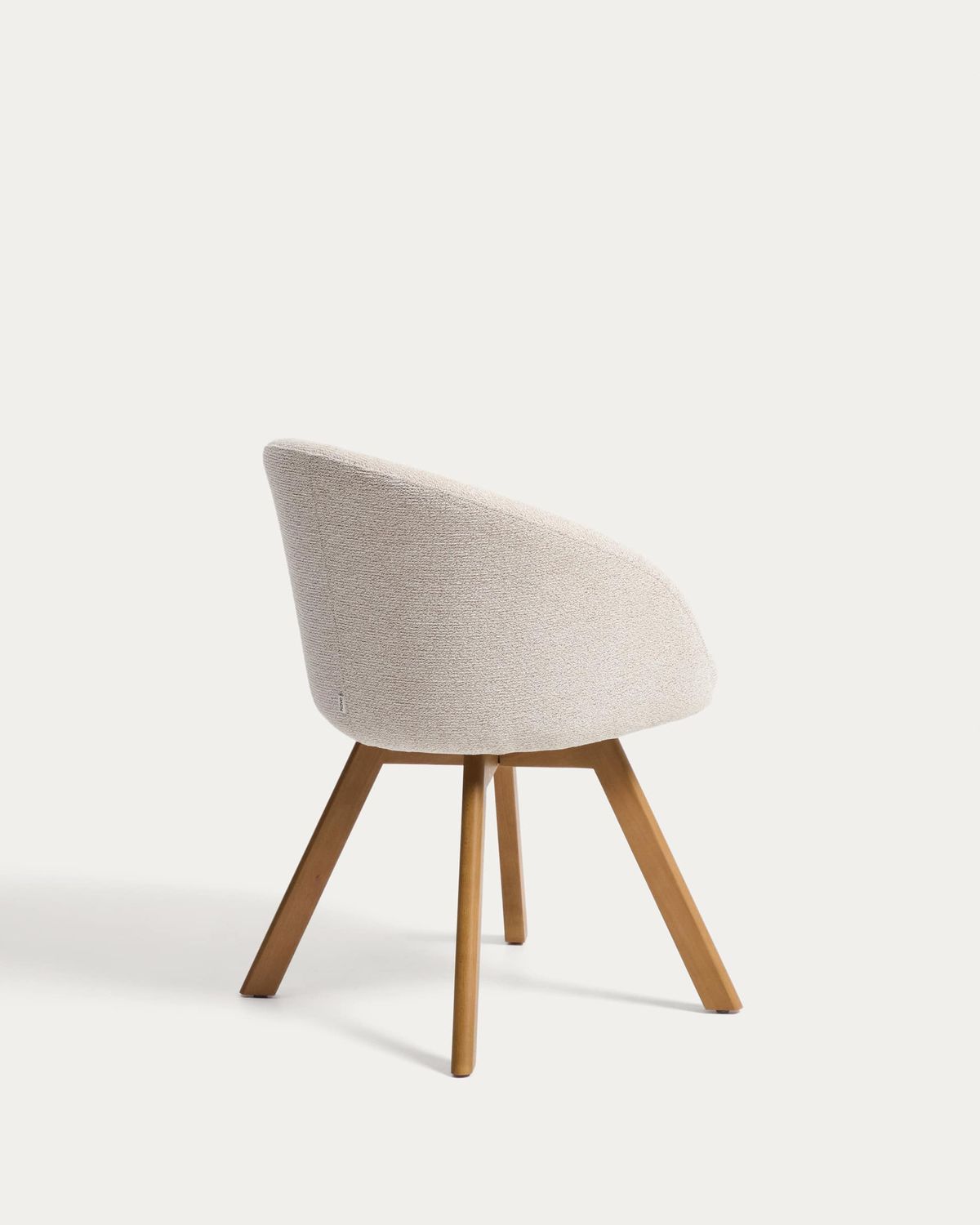 Silla giratoria Marvin chenilla beige y patas de madera maciza de haya acabado tono natural FSC 100%