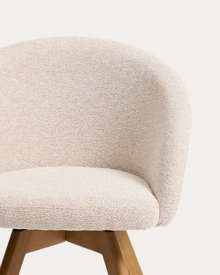 Silla giratoria Marvin chenilla beige y patas de madera maciza de haya acabado tono natural FSC 100%