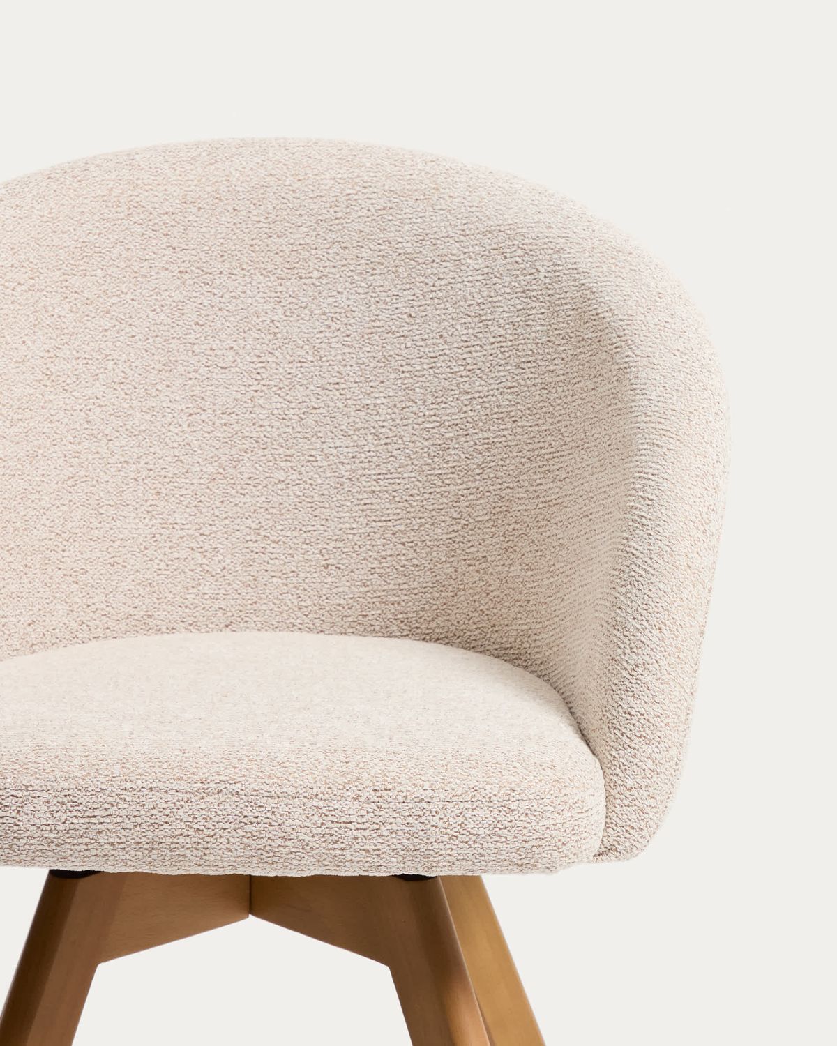 Silla giratoria Marvin chenilla beige y patas de madera maciza de haya acabado tono natural FSC 100%