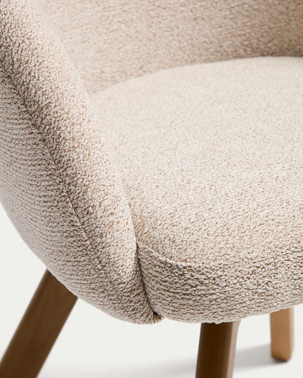Silla giratoria Marvin chenilla beige y patas de madera maciza de haya acabado tono natural FSC 100%
