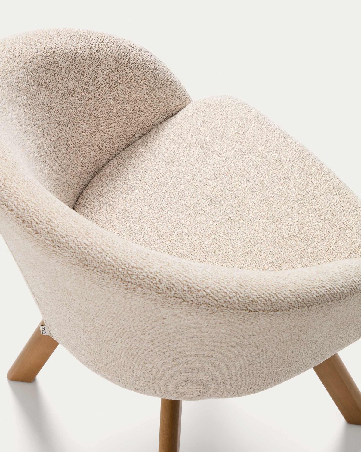Silla giratoria Marvin chenilla beige y patas de madera maciza de haya acabado tono natural FSC 100%