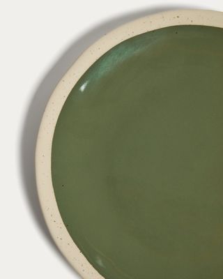 Plato plano Nale de cerámica beige con fondo verde