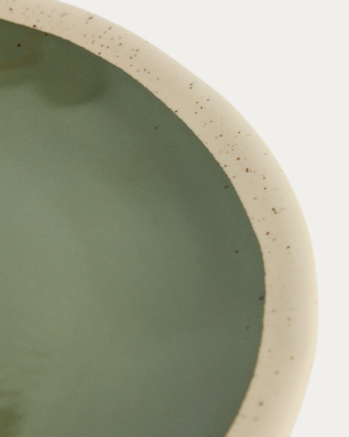 Plato plano Nale de cerámica beige con fondo verde