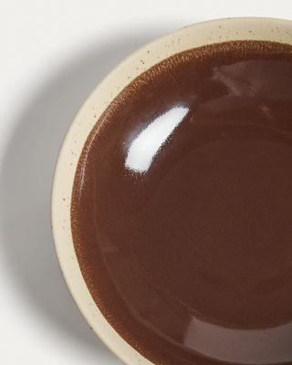 Plato hondo Nale de cerámica beige con fondo marrón