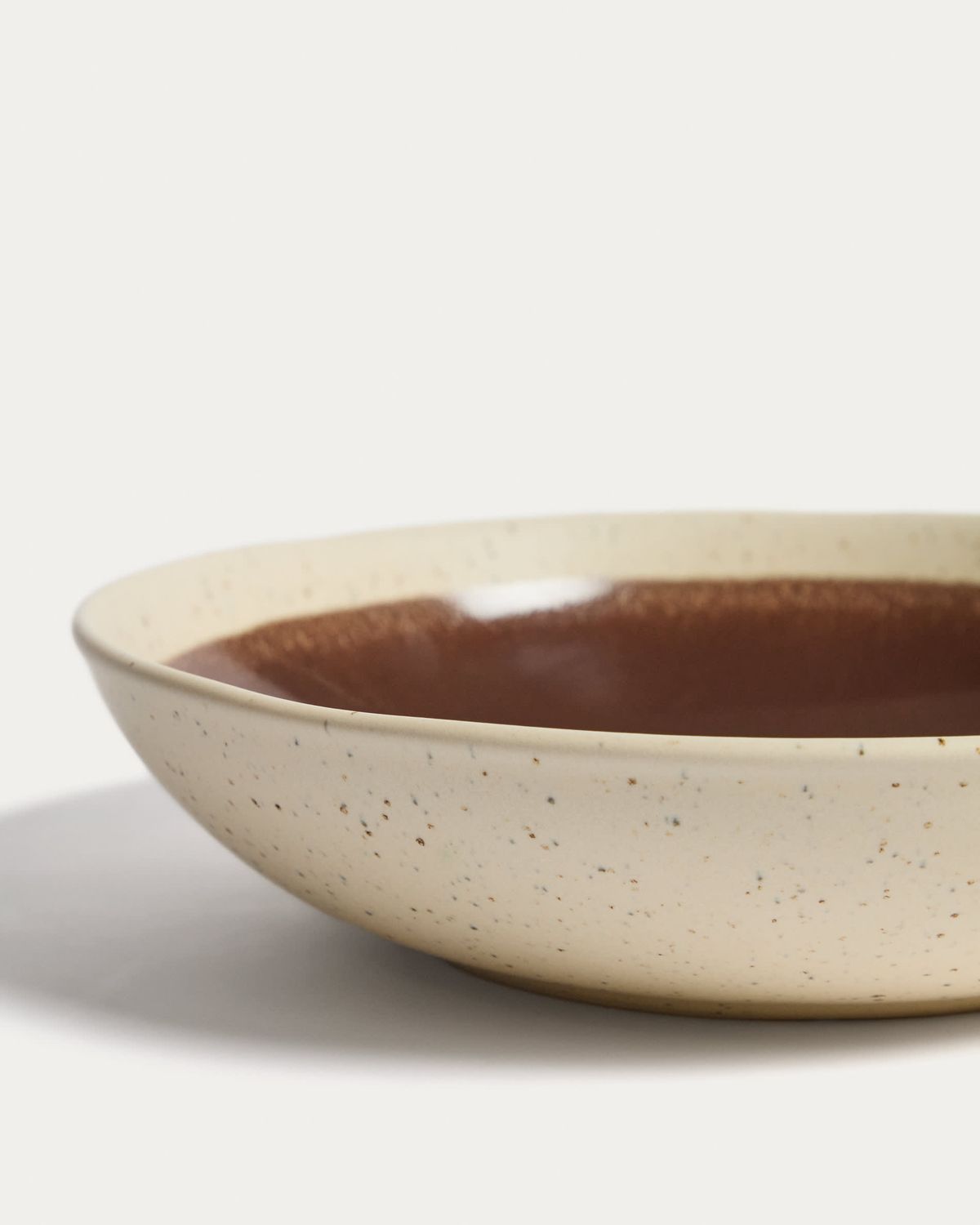Plato hondo Nale de cerámica beige con fondo marrón