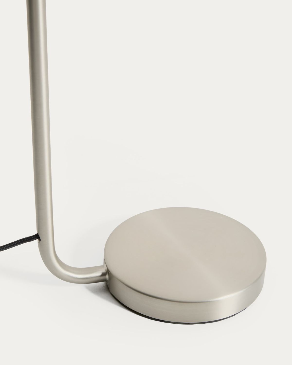 Lámpara de mesa Nelaia con acabado gris