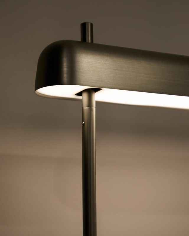 Lámpara de mesa Nelaia con acabado gris