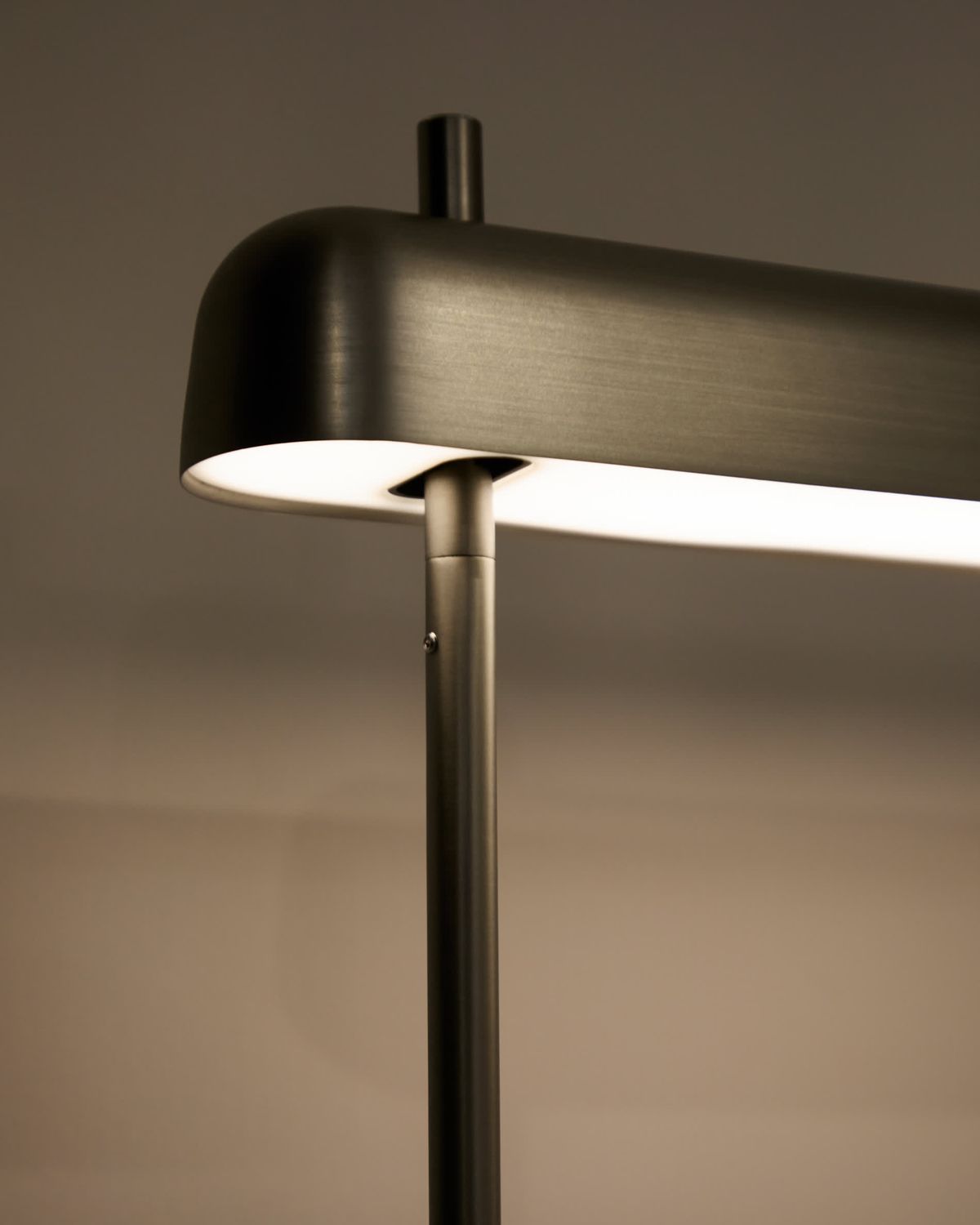 Lámpara de mesa Nelaia con acabado gris