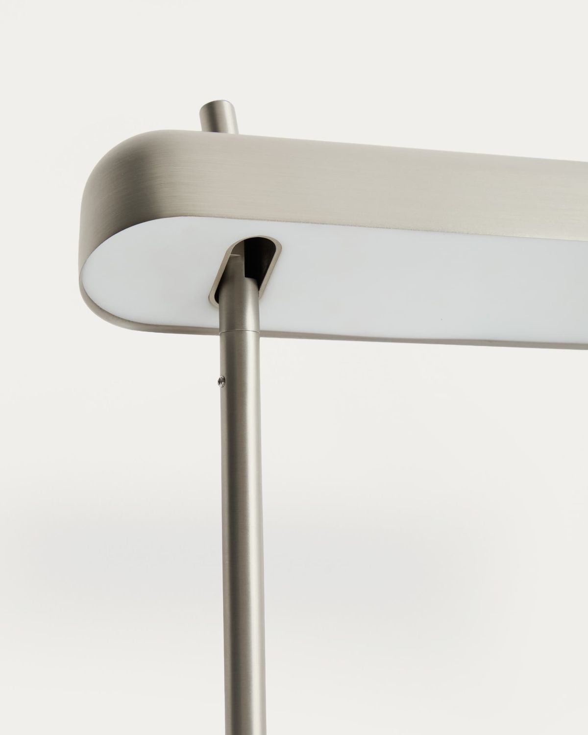 Lámpara de mesa Nelaia con acabado gris