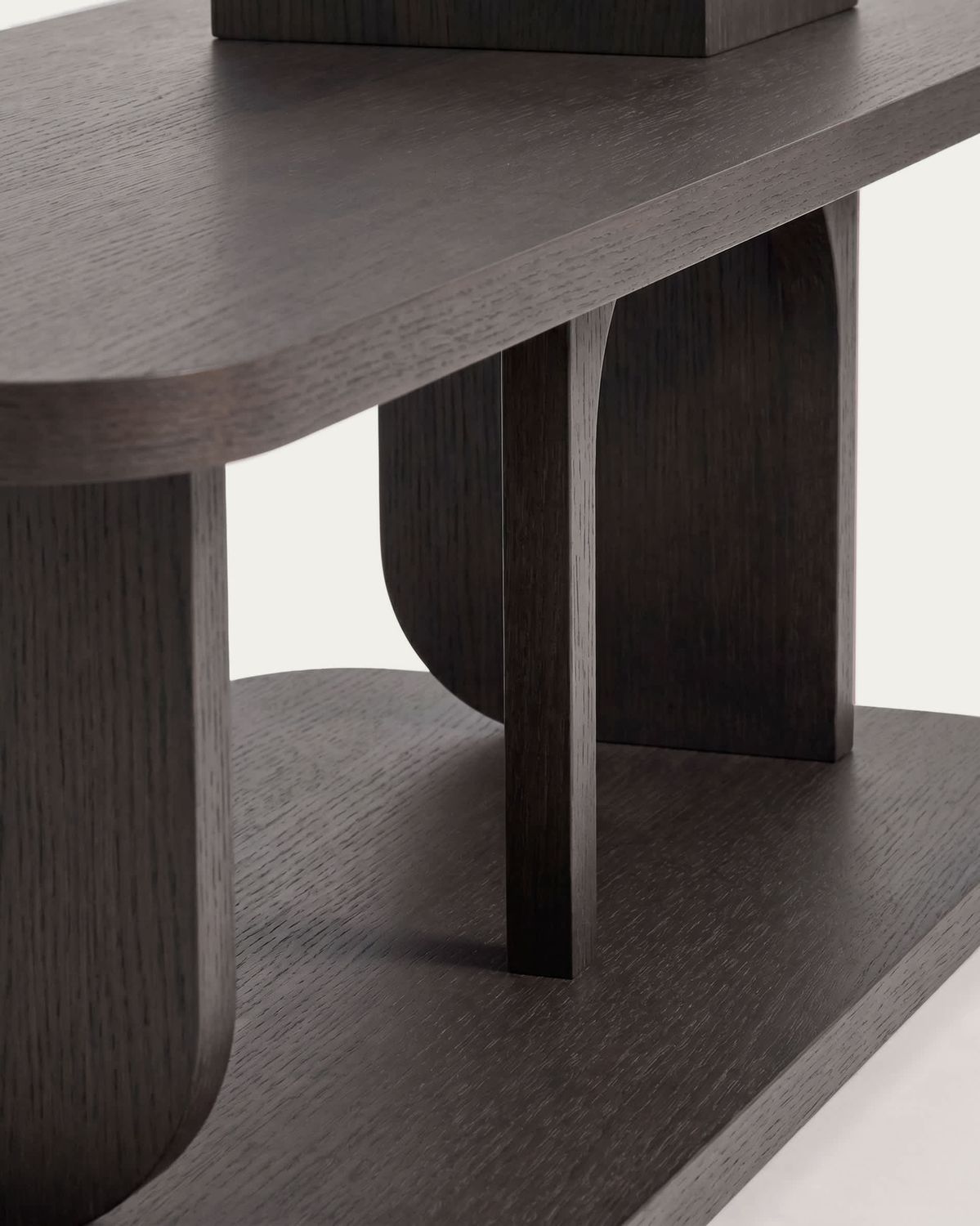Estantería Aduma de chapa de roble con acabado ebonizado FSC 100% 100 x 65 cm