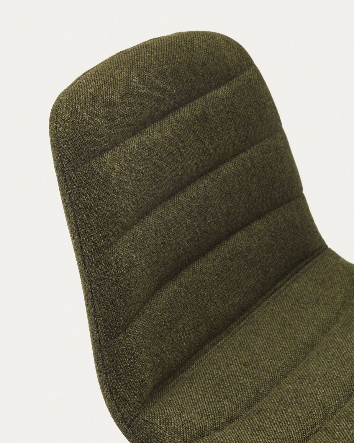 Taburete Zunilda de chenilla verde oscuro y acero acabado negro mate altura 65 cm FSC 100%