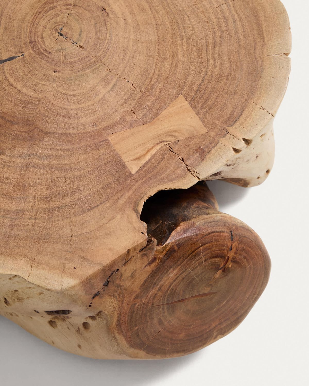 Mesa de centro Nuvine de madera maciza de acacia con acabado blanqueado con ruedas Ø65 cm