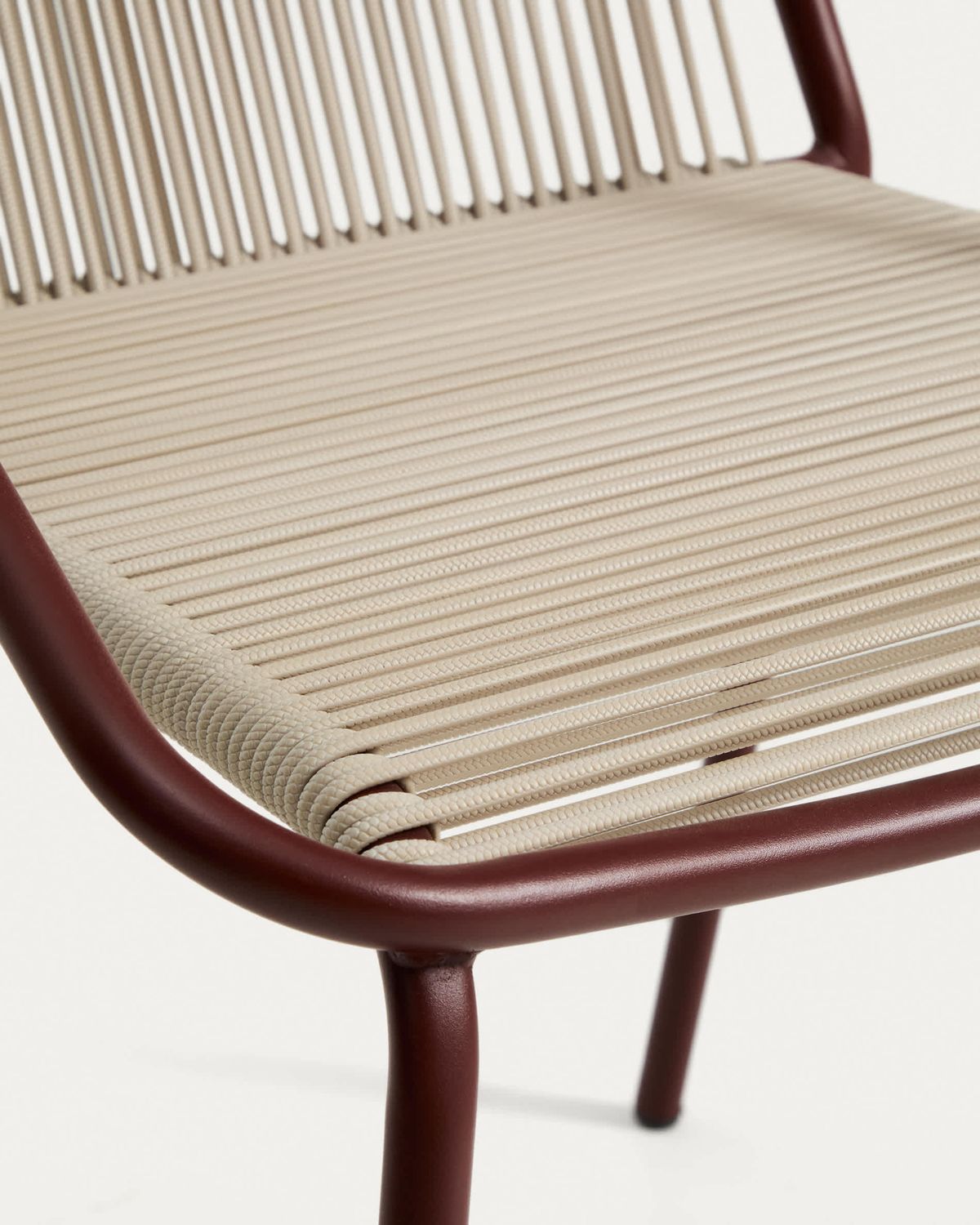 Silla apilable de exterior Zivia de cuerda crudo y acero galvanizado granate