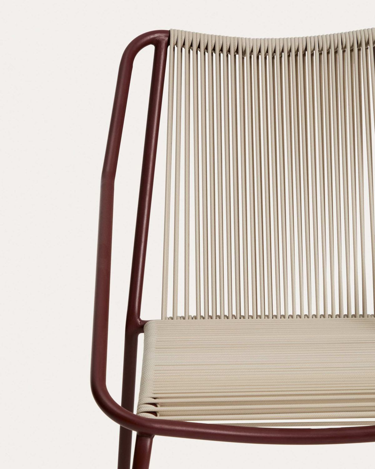 Silla apilable de exterior Zivia de cuerda crudo y acero galvanizado granate