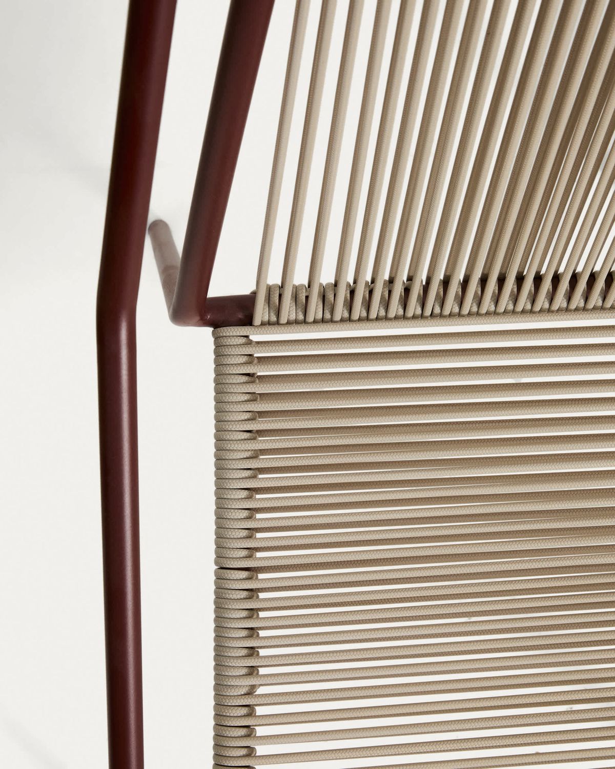 Silla apilable de exterior Zivia de cuerda crudo y acero galvanizado granate