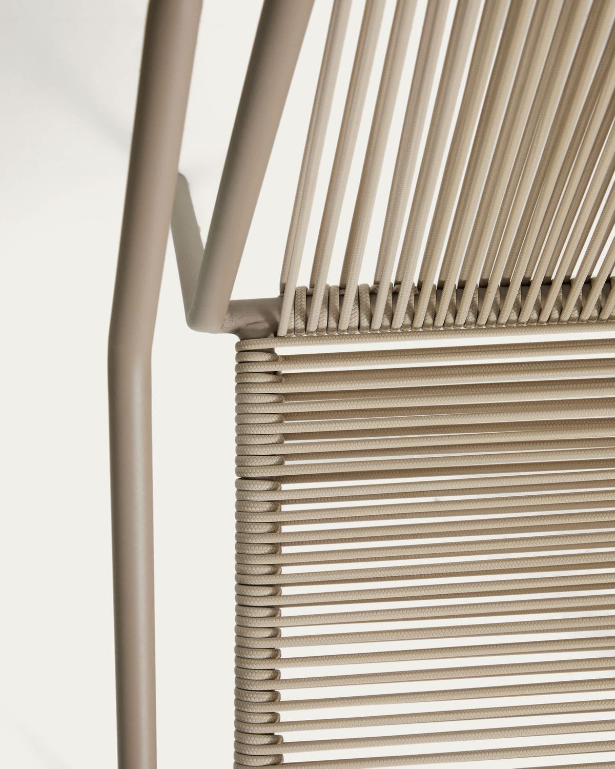 Silla apilable de exterior Zivia de cuerda crudo y acero galvanizado topo