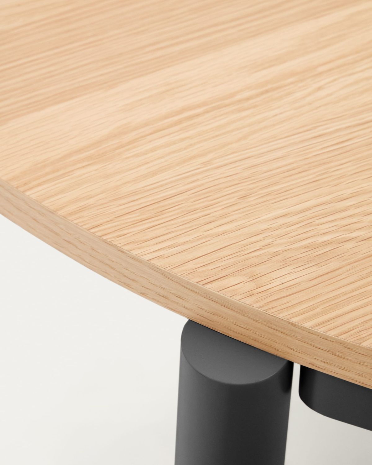 Mesa extensible redonda Montuiri chapa de roble y patas de acero acabado negro Ø 120 (200) cm