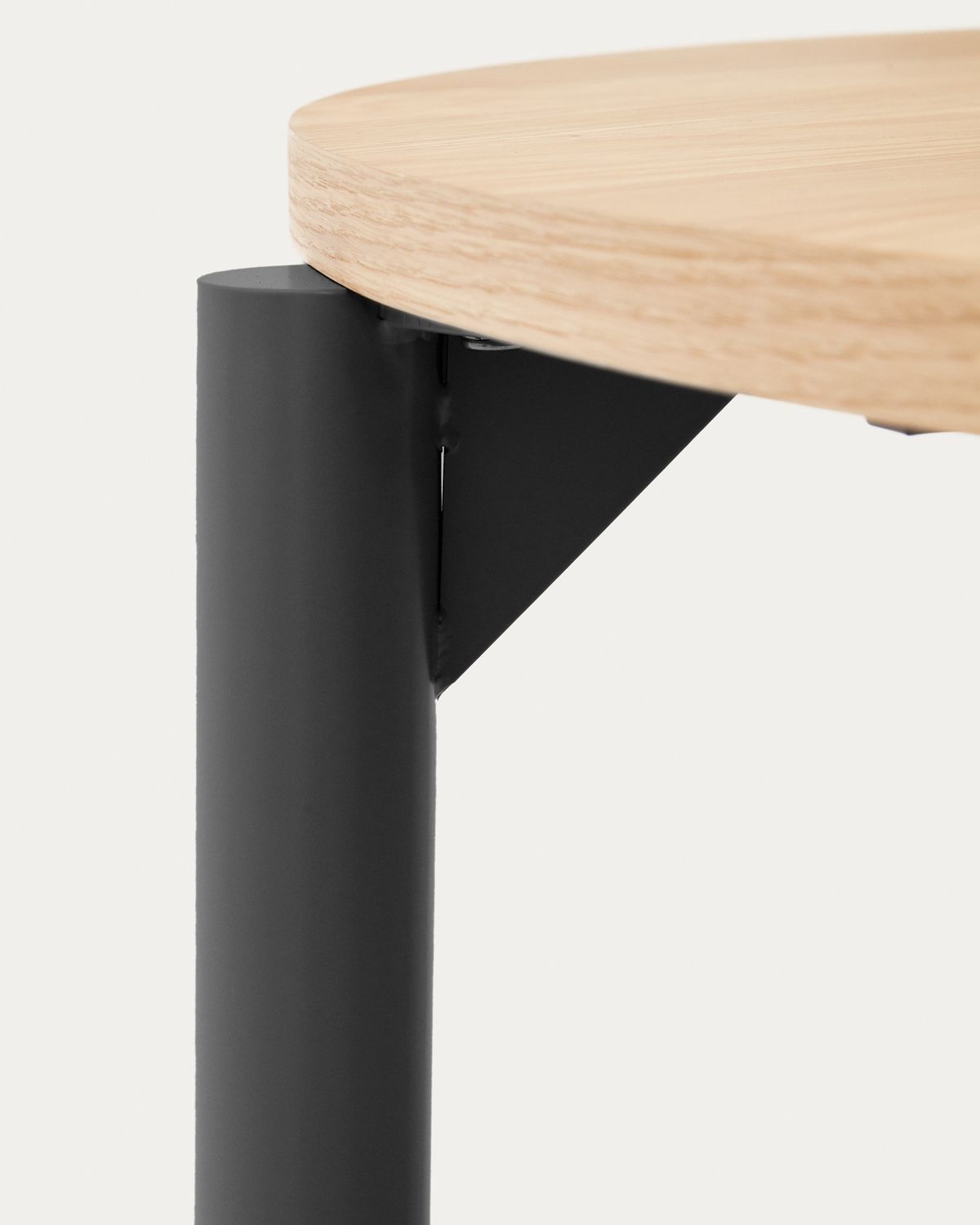 Mesa extensible redonda Montuiri chapa de roble y patas de acero acabado negro Ø 120 (200) cm