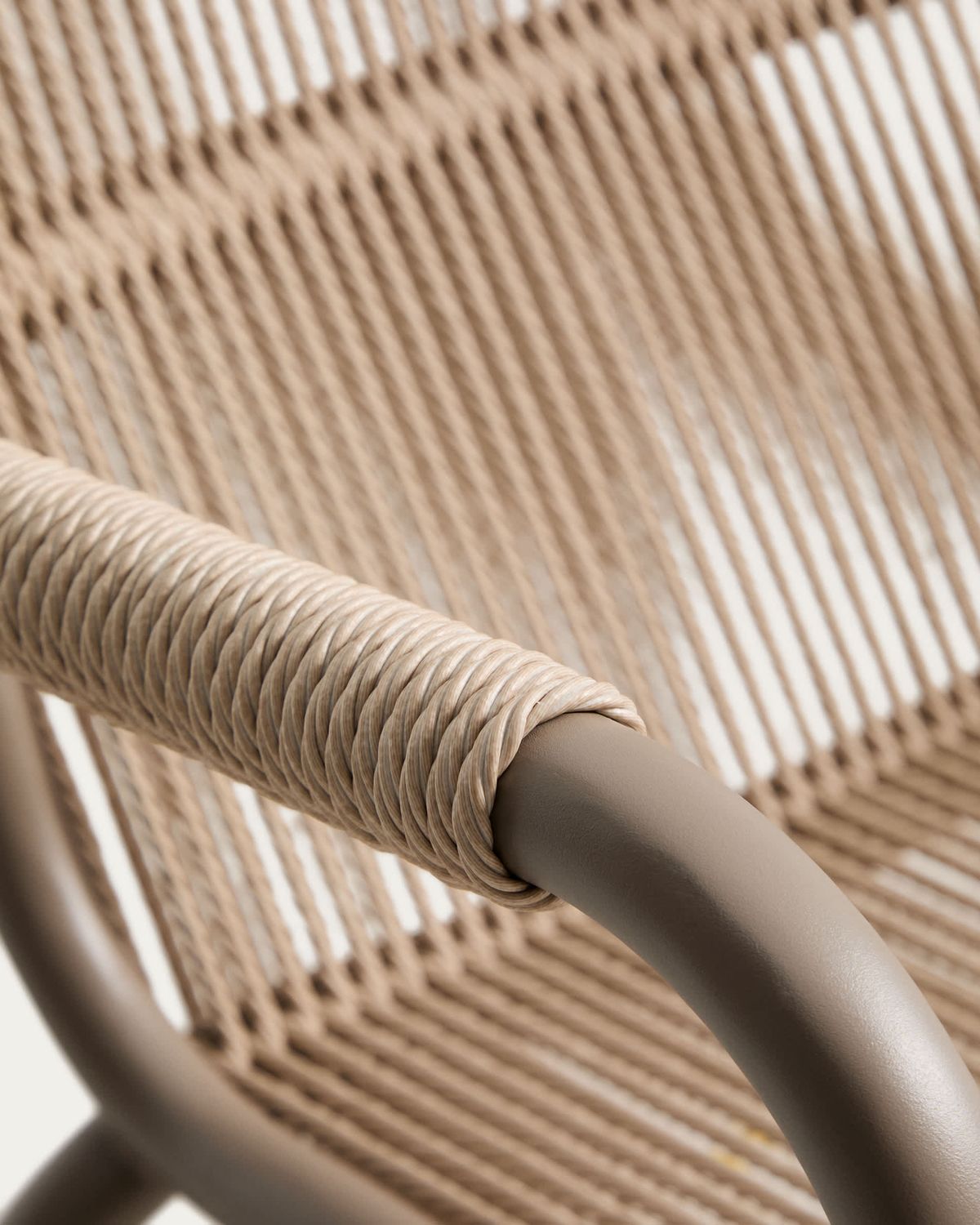 Sillón apilable Salis de aluminio topo y cuerda sintética beige