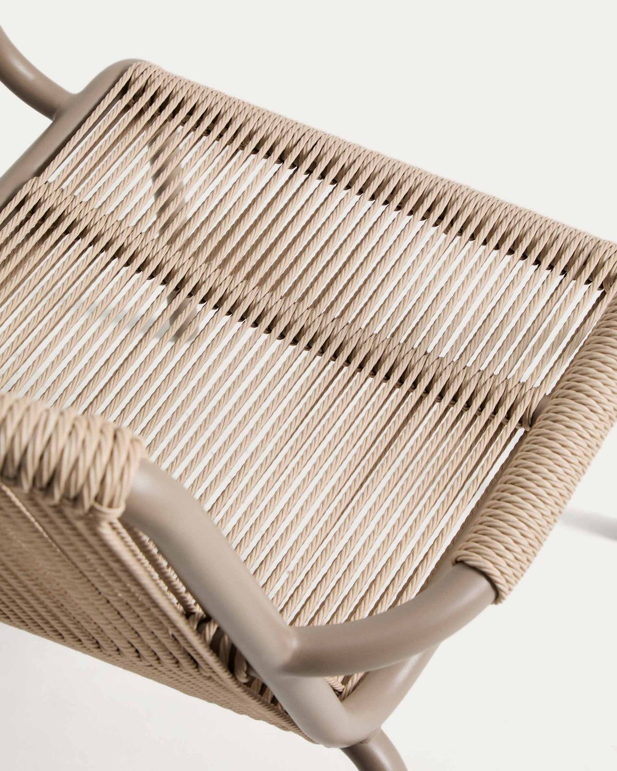 Sillón apilable Salis de aluminio topo y cuerda sintética beige