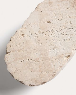 Centro de mesa Zuno de travertino con acabado bruto 23 x 13 cm