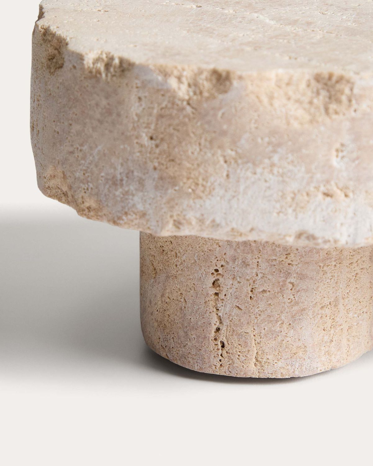 Centro de mesa Zuno de travertino con acabado bruto 23 x 13 cm