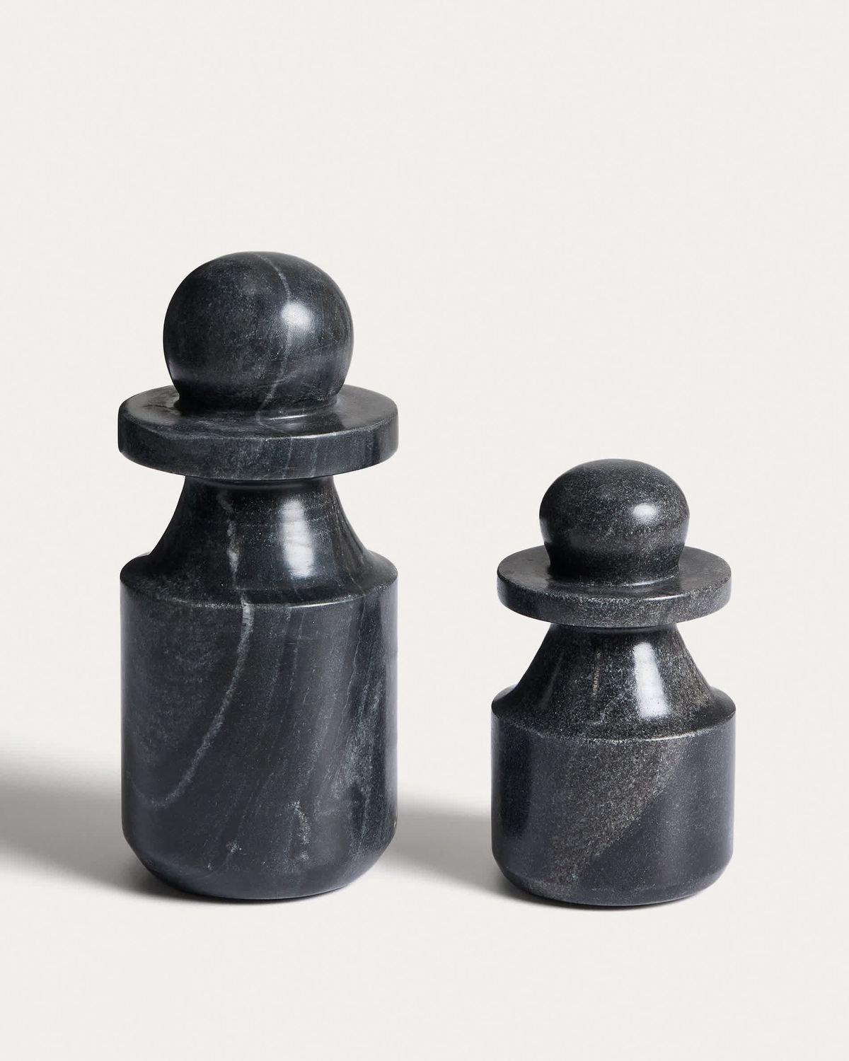 Escultura Elvora de mármol gris 15 cm
