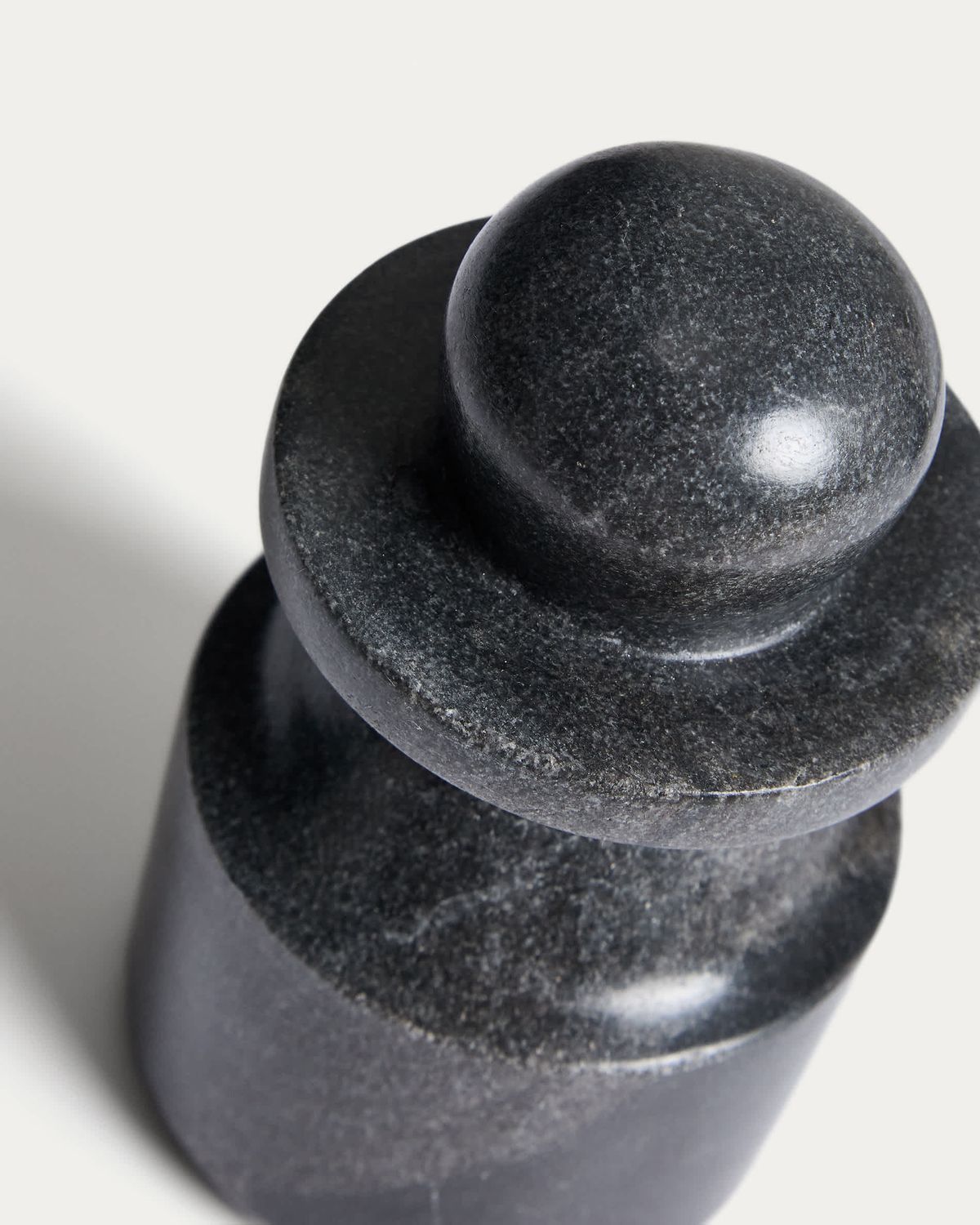 Escultura Elvora de mármol gris 15 cm