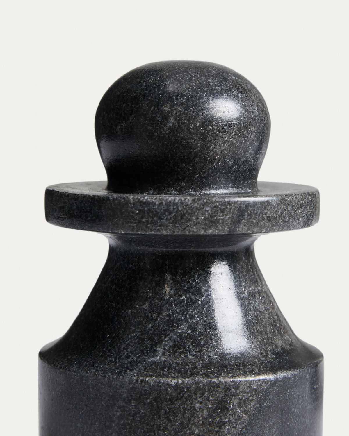 Escultura Elvora de mármol gris 15 cm