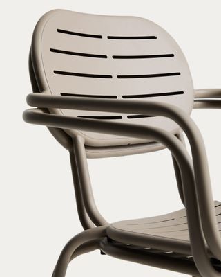 Silla apilable de exterior con reposabrazos Brai de acero galvanizado topo